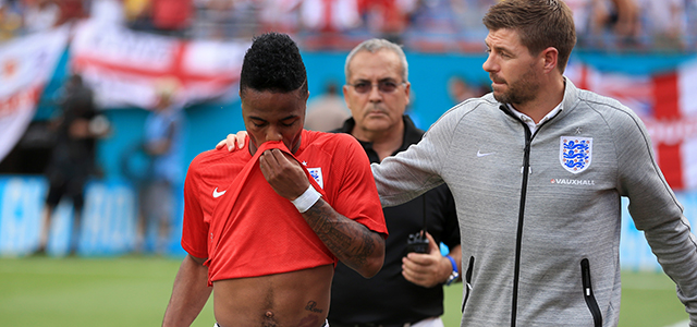 Raheem Sterling is ondanks zijn rode kaart in het oefenduel met Ecuador een belangrijke kandidaat om de geblesseerde Alex Oxlade-Chamberlain te vervangen tegen Italië.