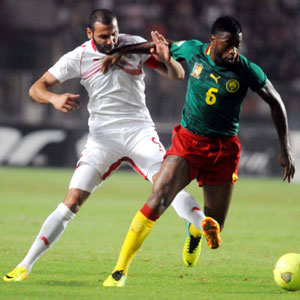 Aanvoerder Yasin Chakhaoui vecht in de heenwedstrijd een duel uit met Barcelona-middenvelder Alex Song, die samen met Samuel Eto&#039;o de bekendste speler van Kameroen is.