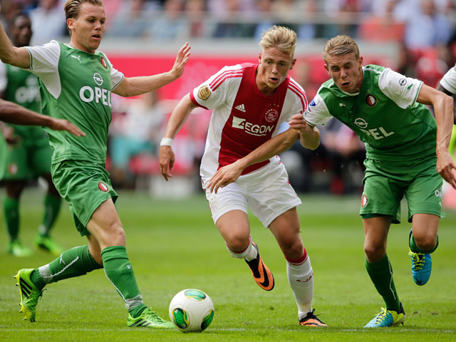 Het moment voorafgaand aan het kantelpunt in De Klassieker. Ruud Vormer toucheert Viktor Fischer en een penalty is het gevolg. Ajax komt op gelijke hoogte en zou uiteindelijk met 2-1 winnen.