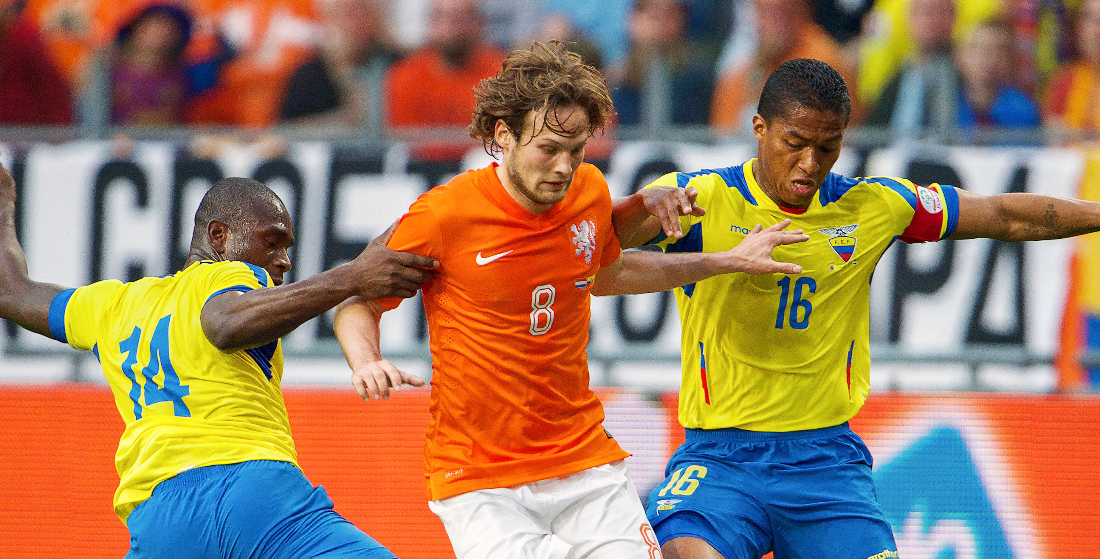 Daley Blind houdt met moeite stand op het middenveld. Hier wordt hij dwarsgezeten door Segundo Castillo (links) en Antonio Valencia.