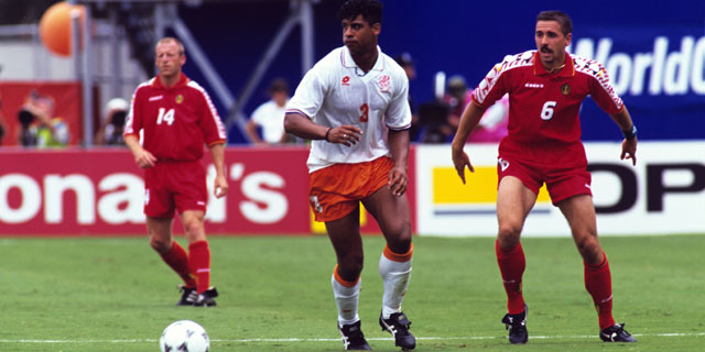 Frank Rijkaard in duel met Lorenzo Staelens tijdens de met 1-0 verloren groepswedstrijd van het WK 1994.