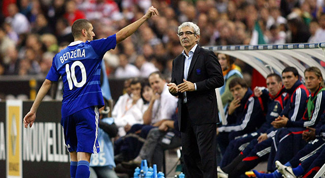 Raymond Domenech passeerde Karim Benzema voor het beruchte WK 2010. Naar eigen zeggen echter niet vanwege het seksschandaal waarbij de 22-jarige spits net als Franck Ribéry toen in verwikkeld was, maar door zijn mindere vorm bij Real Madrid. Ribéry zou wel meegaan naar het toernooi in Zuid-Afrika.