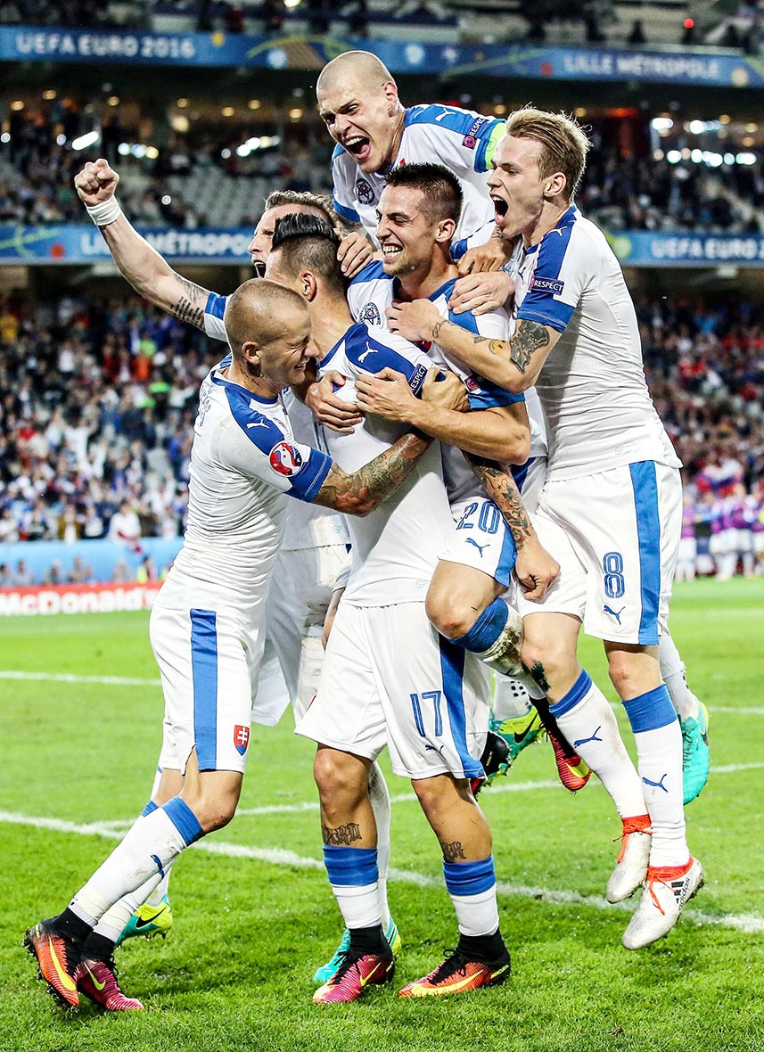 Marek Hamsík gidste Slowakije in het tweede duel in Groep B langs Rusland (2-1 zege) en viert dat met zijn ploeggenoten.