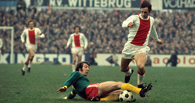 Johan Cruijff in een duel met Aad Mansveld van FC Den Haag tijdens het seizoen 1971/72.