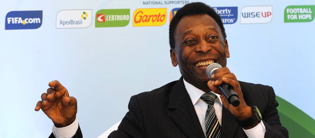 Pelé weigert zijn handen te branden aan de voor het WK 2014 allesbepalende balletjes van de loting.
