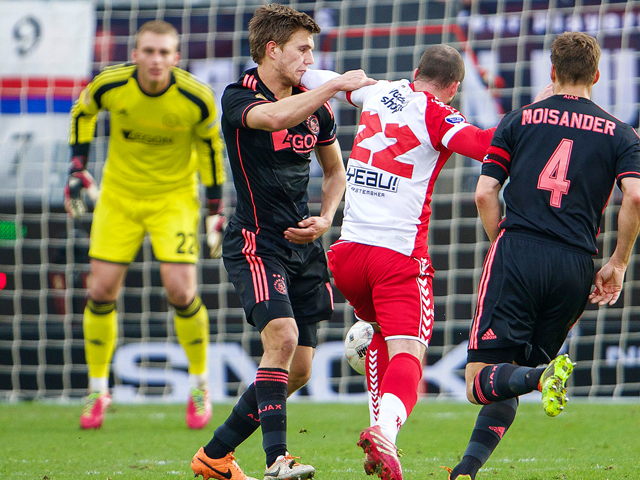 Ajax kon de grote winnaar van het weekend worden. Maar dan moest afgerekend worden met FC Utrecht. Zoals de laatste jaren bleek ook nu Utrecht weer de angstgegner van de Amsterdammers. Ajax kwam op voorsprong door een doelpunt van Daley Blind, maar Steve De Ridder maakte nog voor rust gelijk. De Belg knokte zich eerst langs Joel Veltman.