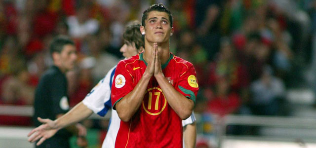 Cristiano Ronaldo is ten einde raad in de verloren finale van het EK 2004 tegen Griekenland, voor wie Angelos Charisteas - later speler van zowel Ajax als Feyenoord - uitgroeide tot matchwinner.