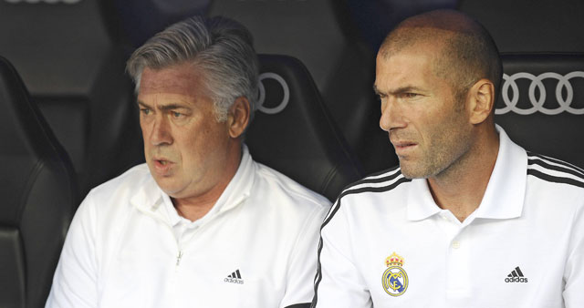 Carlo Ancelotti en Zinedine Zidane op de bank bij Real Madrid.