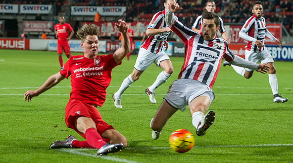 Jari Oosterwijk tekent namens FC Twente voor de 1-2