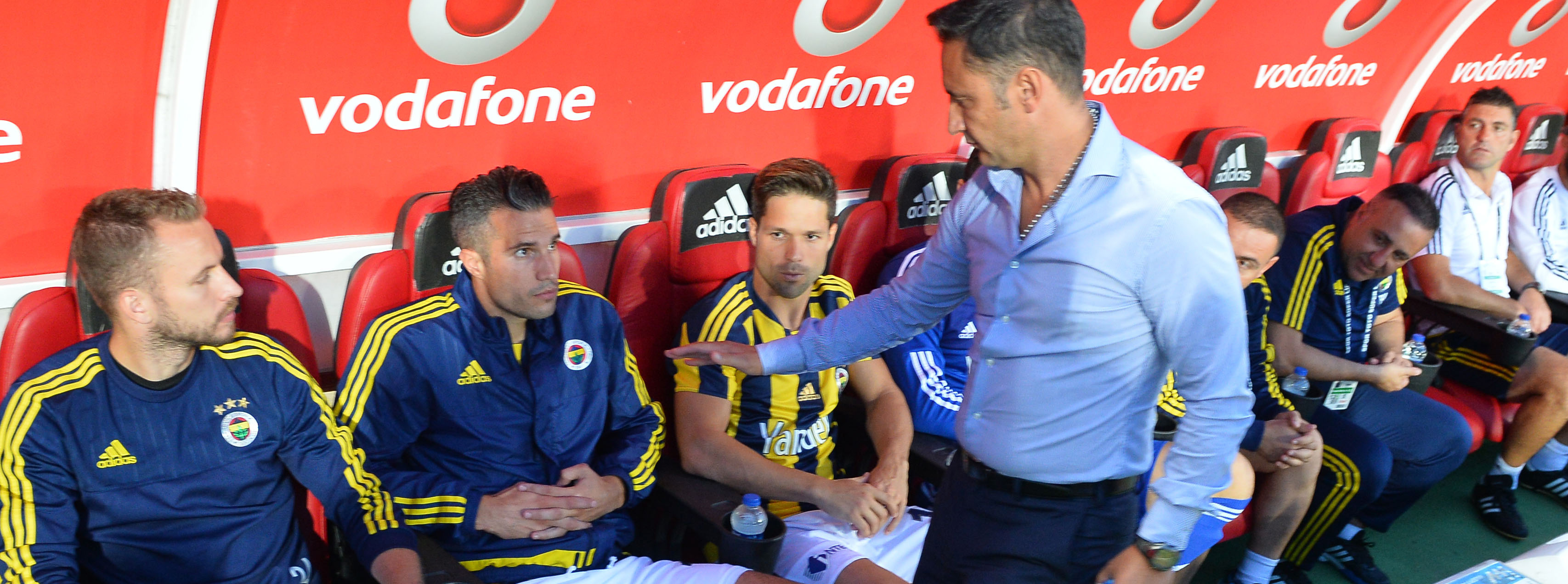 Robin van Persie begon wederom op de bank bij Fenerbahçe, tot zijn grote onvrede. In de uitgestoken hand van trainer Vitor Pereira heeft hij dan ook niet zo veel zin.