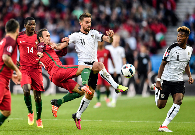 Ricardo Carvalho probeert in te grijpen tegen Oostenrijk.