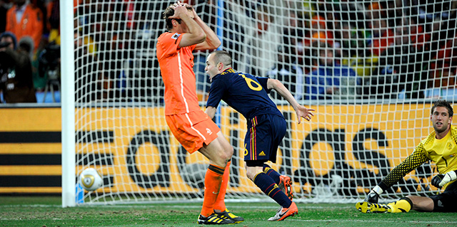 Tijdens de derde WK-finale een nieuw trauma. Andrés Iniesta schiet in Johannesburg de hoop van Oranje aan diggelen. Voorlopig is de WK-droom van Oranje opnieuw kapot. Over vier jaar is er in Rusland een nieuwe kans.