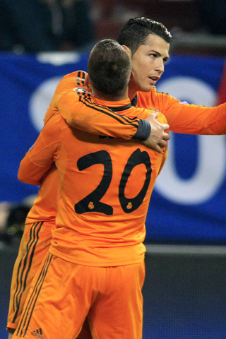 Jesé in een innige omhelzing met voorbeeld Cristiano Ronaldo.