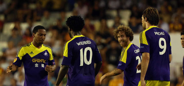 Wilfried Bony was in Europese duels al vier keer trefzeker namens Swansea City, maar in de Premier League wil het nog niet vlotten. Hier viert de Ivoriaanse spits zijn goal tegen Valencia met Jonathan de Guzman.