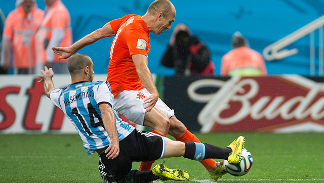 Javier Mascherano hield in de halve finale van het WK 2014 Arjen Robben met een ultieme sliding af van scoren. 