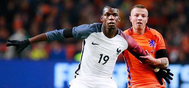 Paul Pogba tijdens de oefenzege op Nederland (2-3) in een duel met Jordy Clasie.