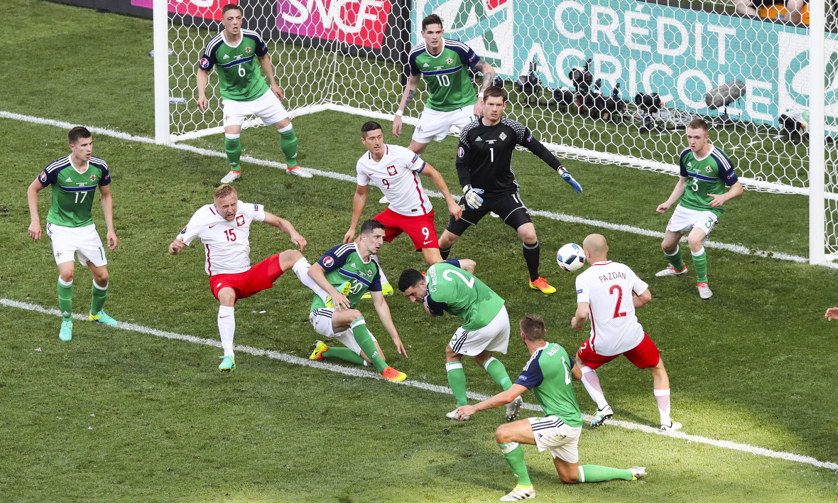 Na de goal van Milik sluit Noord-Ierland de rijen weer en wordt een muur voor het eigen doel opgetrokken.