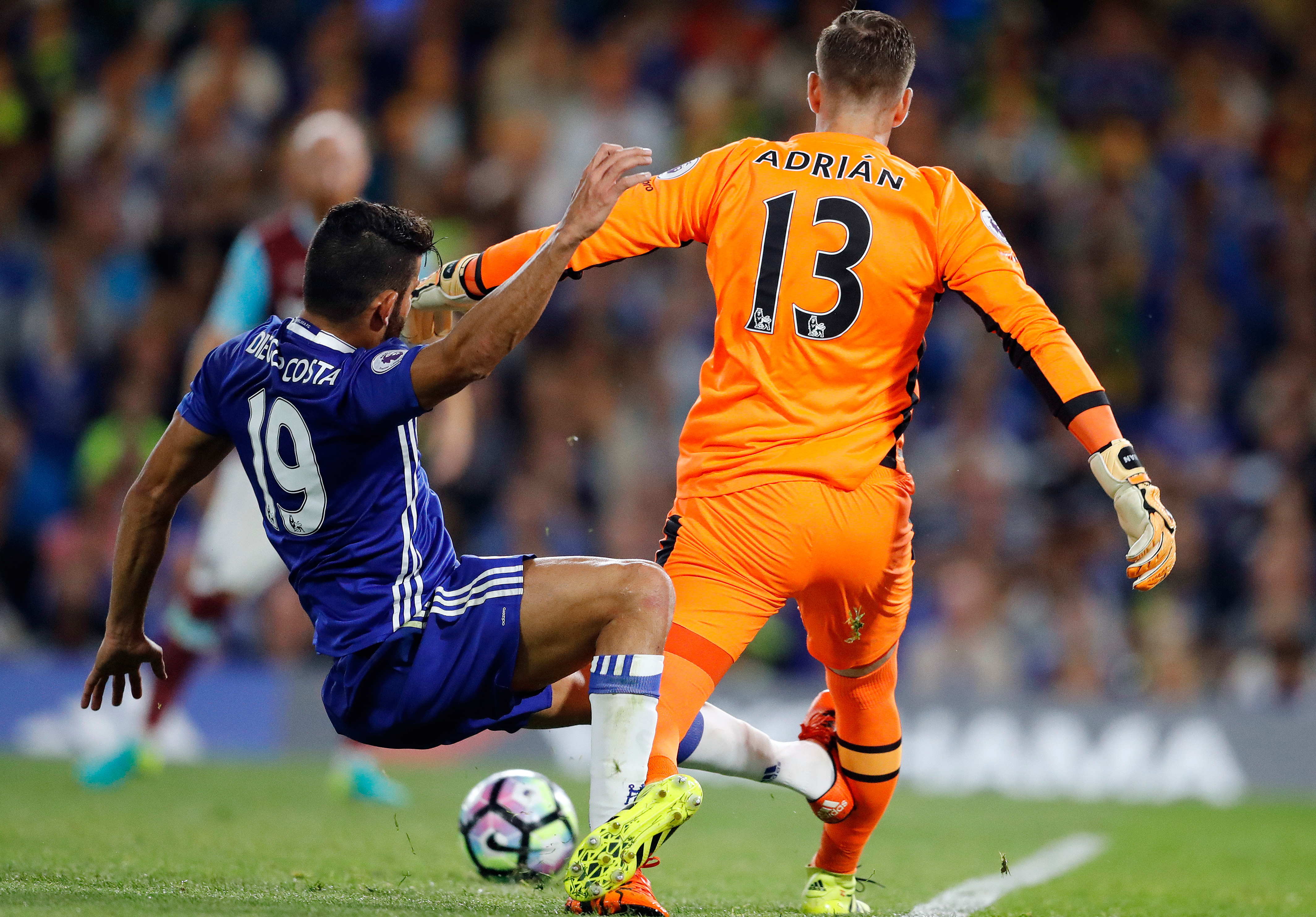 De wilde tackle van Chelsea-spits Diego Costa op West Ham United-doelman Adrián. Scheidsrechter Anthony Taylor vond de charge geen gele kaart waard.