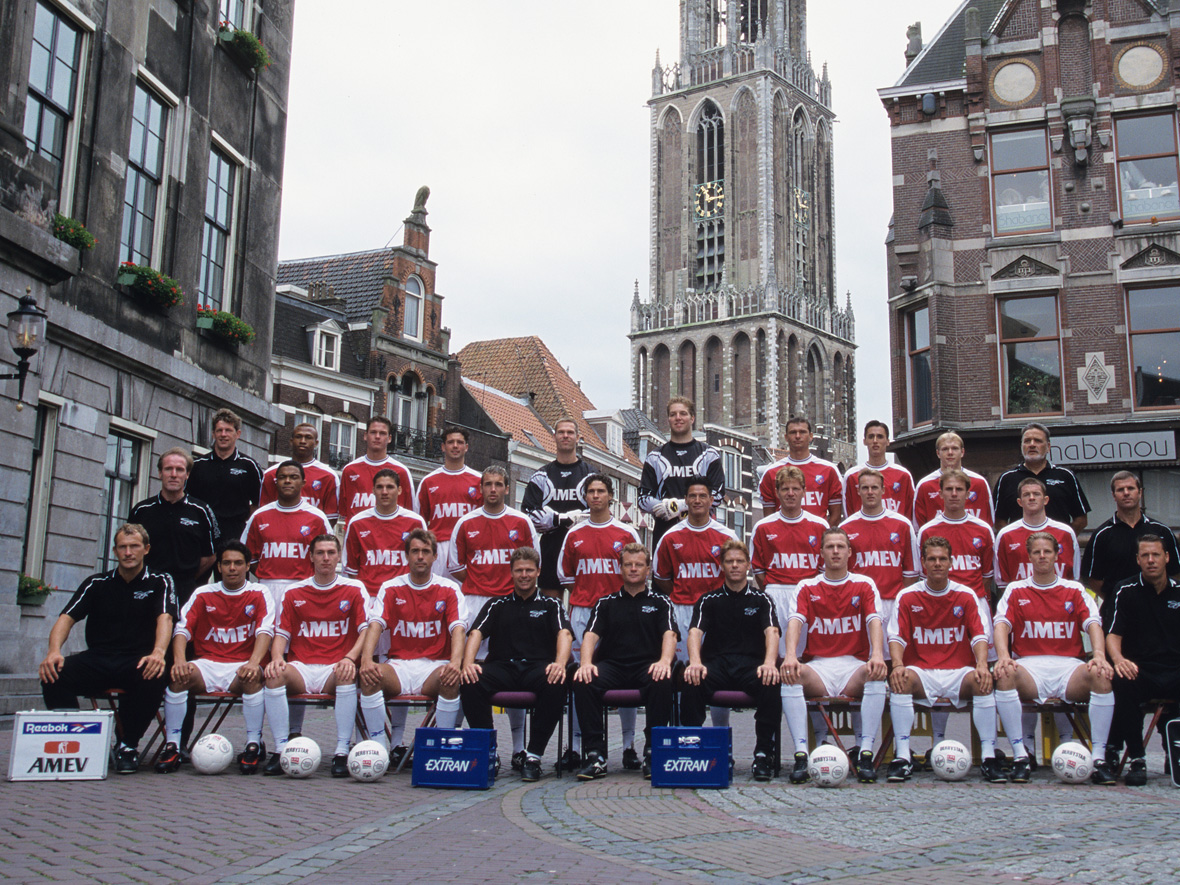 Jean-Paul de Jong (op de bovenste rij de derde speler vanaf links) en Fons Groenendijk (Op de middelste rij de vierde speler van rechts) als spelers van FC Utrecht. 