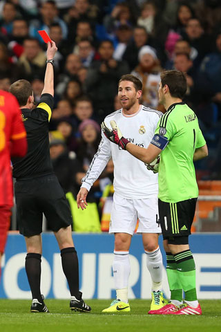 Sergio Ramos krijgt rood in het Champions League-duel met Galatasaray van 27 november 2013.