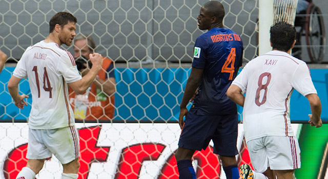 Xabi Alonso heeft Spanje tegen het Nederlands elftal op voorsprong geschoten uit een penalty. Het juichen zou hem en in de laatste (!) interland van Xavi snel vergaan.