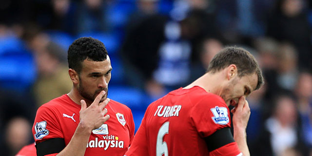 Steven Caulker (links) en Ben Turner druipen af na de 0-3 nederlaag van Cardiff City tegen Crystal Palace.