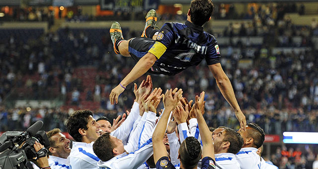Javier Zanetti wordt bij Internazionale op handen gedragen; letterlijk en figuurlijk.