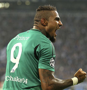 Kevin-Prince Boateng viert zijn eerste treffer in dienst van Schalke 04