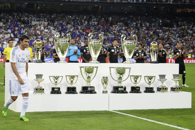 Raúl, met op de achtergrond de verzameling prijzen die hij in zijn carrière bij Real Madrid in de wacht heeft gesleept.