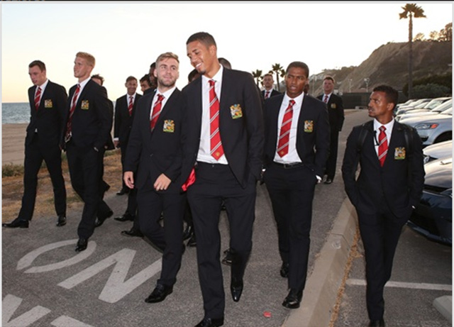 Manchester United is gearriveerd in Los Angeles. Rechts op de achtergrond Louis van Gaal. Foto: Manchester United
