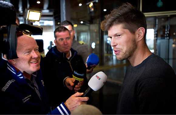 Maar met Klaas-Jan Huntelaar heeft Blind nóg een topspits uit de Duitse Bundesliga tot zijn beschikking.