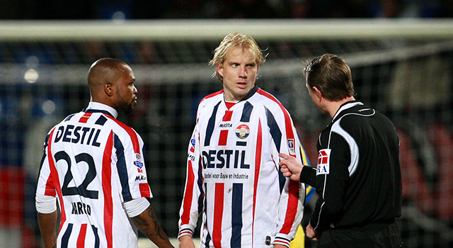 Ibrahim Kargbo en Frank Demouge in conclaaf met scheidsrechter Serge Gumienny in het seizoen 2009/10.