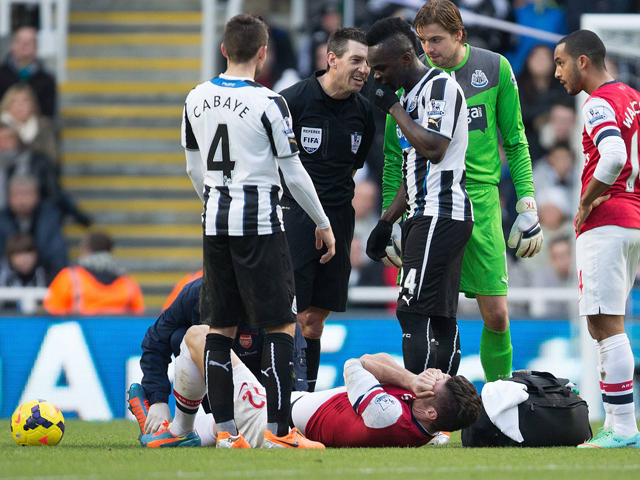 Arsenal-spits Olivier Giroud viel tegen Newcastle United uit met een enkelblessure. Manager Arsène Wenger mist zeven tot twaalf spelers op nieuwjaarsdag tegen Cardiff City.