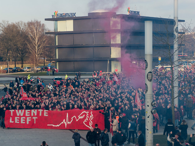 FC Twente won tegen PEC Zwolle (2-1) voor de zesde keer in zijn laatste zeven wedstrijden. Naast de uitblinkende spelers lieten ook de supporters van de Tukkers zich zien. Middels een mars van 4000 man pleitten de Twente-fans voor saamhorigheid bij hun club, die financieel barre tijden doormaakt.