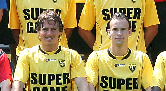 Niels Fleuren (rechts) tien jaar geleden op de elftalfoto naast Marcel Meeuwis.