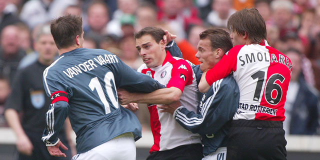 Rafael van der Vaart en Wesley Sneijder hebben het in De Klassieker van 11 april 2004 aan de stok met de Feyenoord-aanvallers Anthony Lurling en Ebi Smolarek. Van der Vaart zou in 2005 voor vijf miljoen euro naar Hamburger SV vertrekken, twee jaar later betaalde Real Madrid het vijfvoudige voor Sneijder.