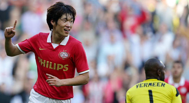 De 4-0 van Ji-Sung Park tijdens PSV - Ajax bezegelde een negatief clubrecord voor de Amsterdammers: nooit eerder verloren ze twee keer op rij met vier goals verschil.
