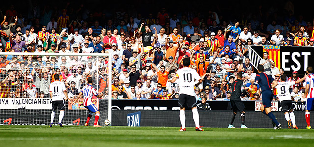 Al na zes minuten nam Valencia de leiding door een misverstand in de Atlético-defensie.