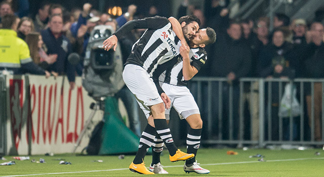 Brahim Darri geeft Denni Avdic een dikke kus na diens belangrijke gelijkmaker tegen Vitesse. Darri scoorde tegen AZ zelf ook één keer als invaller. Heracles verloor dat duel echter met 3-1.