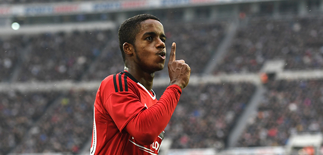 De zestienjarige (!) Ryan Sessegnon viert zijn tweede treffer tegen Newcastle United.