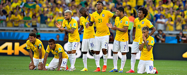 Thiago Silva, uiterst links, op het moment dat David Luiz zijn penalty moet nemen.