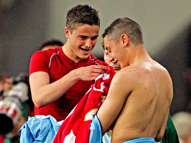 Jarenlang strijden de vrienden Ibrahim Afellay en Ismaïl Aissati zij aan zij in het shirt van PSV. In het seizoen 2006/07 staan de middenvelders lijnrecht tegenover elkaar. Twente-huurling Aissati verliest de &#039;broederstrijd&#039;: 2-0. 