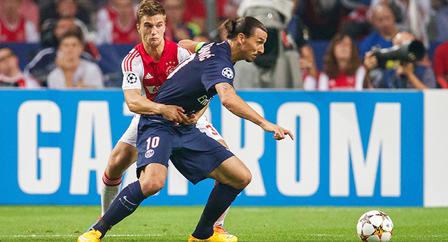 Joël Veltman probeert Zlatan Ibrahimovic af te stoppen.