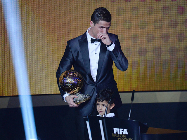 Cristiano Ronaldo werd uiteindelijk de man van de avond. De aanvaller won de Gouden Bal en is hier zichtbaar geëmotioneerd. De Portugees ontvangt de prijs in het bijzijn van zijn zoontje.