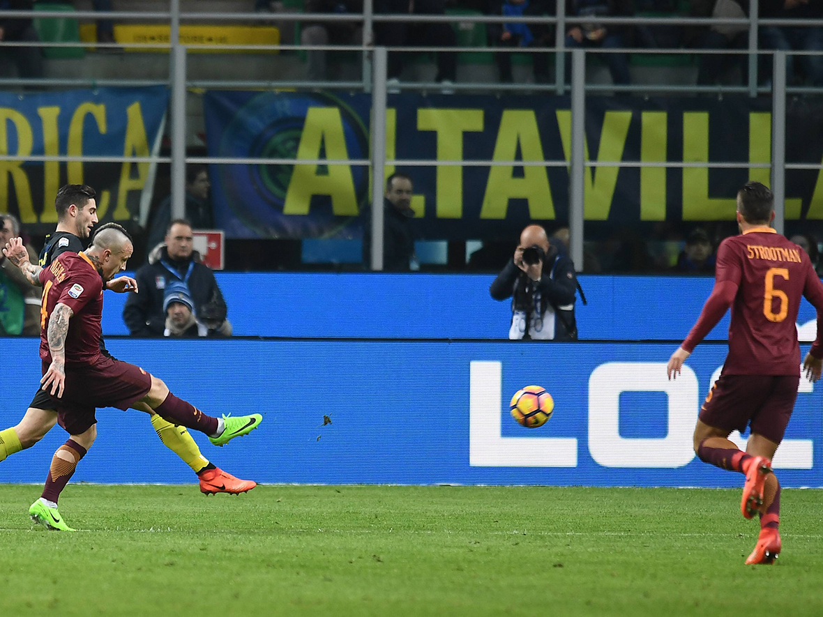 Kevin Strootman kijkt toe hoe Nainggolan doeltreffend uithaalt tegen Internazionale.