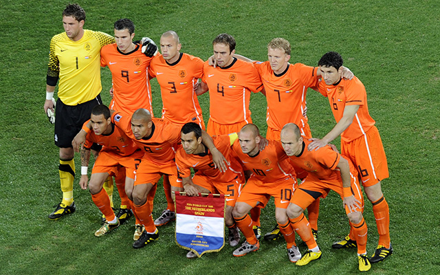 Nederland voor aanvang van de WK-finale tegen Spanje. Met op de onderste rij in het midden aanvoerder Giovanni van Bronckhorst.