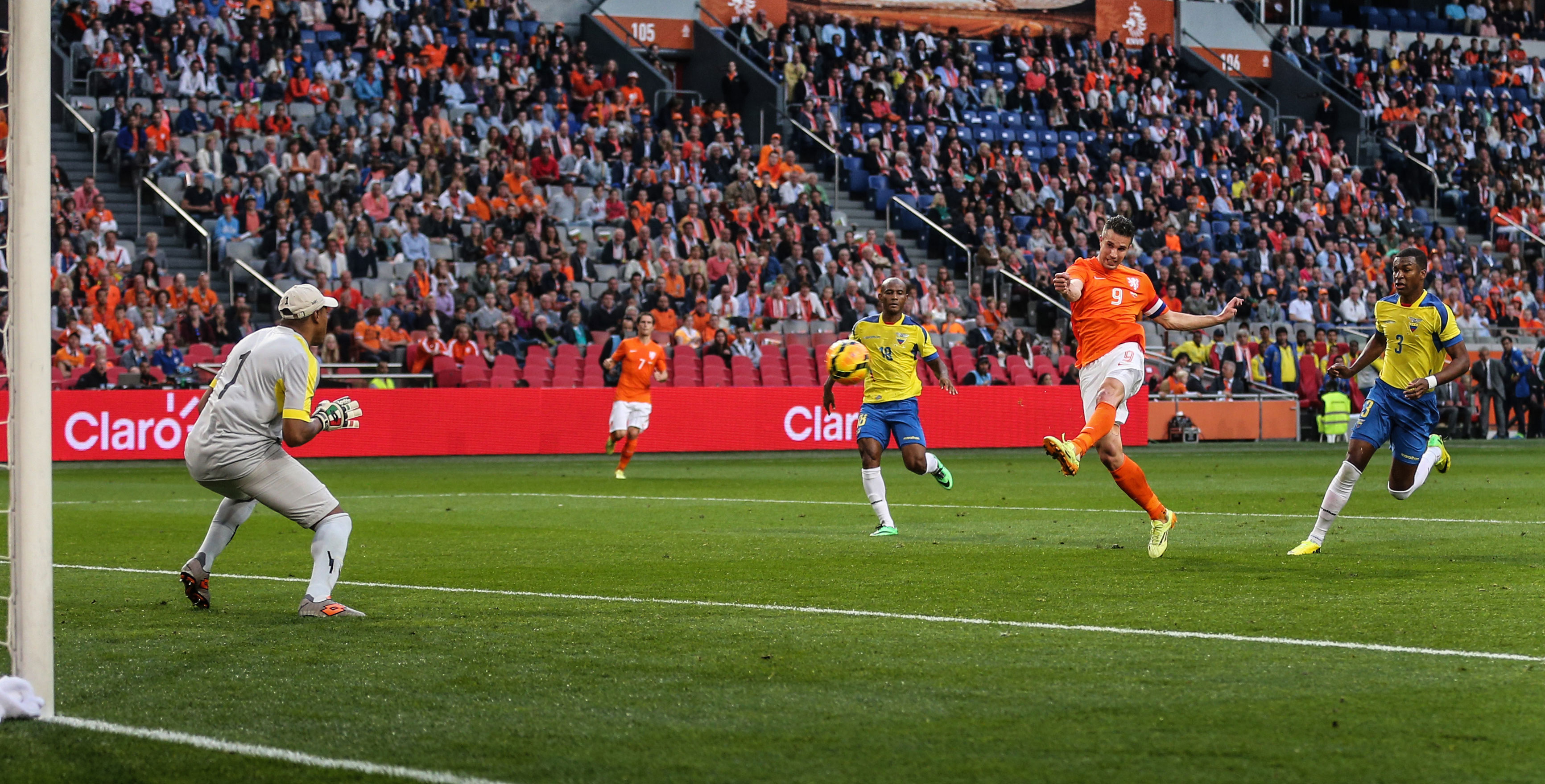 In de 37ste minuut komt Oranje langszij via een wonderschoon doelpunt van Robin van Persie, die de bal uit de lucht plukt en in één keer in het Ecuadoriaanse doel ramt.