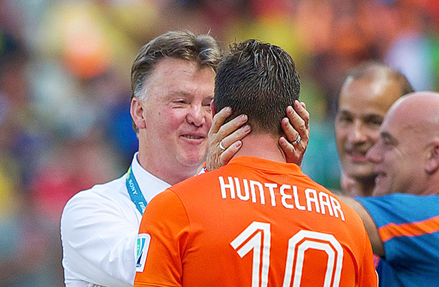 Een knuffel van Van Gaal is een van de beloningen… Oranje blijft nog in Brazilië.