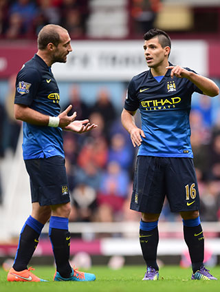 Clubtopscorer Sergio Agüero (rechts op de foto met Pablo Zabaleta) kan zaterdag niet het verschil maken tegen West Ham United.