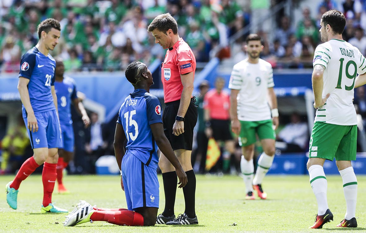 Paul Pogba maakt een knieval voor scheidsrechter Nicola Rizzoli, die onverbiddelijk blijft voor de Franse vedette. Ierland krijgt een strafschop.